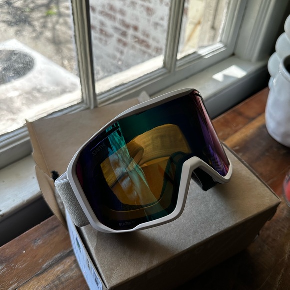 SMITH snow/skiing goggles with anti-fog lens, &
UVA/UVB sun protection - Picture 6 of 12
